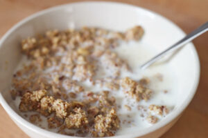 Low-Carb Müsli in Schüssel
